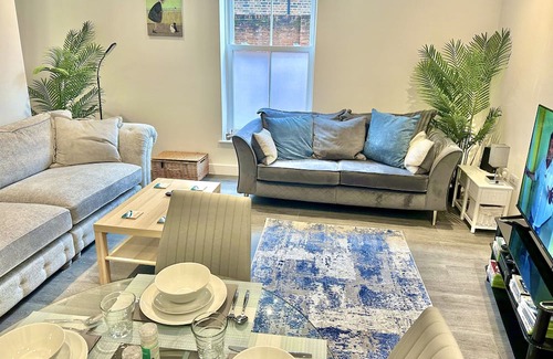 Poole Apartment | Contemporary Charm by the Quay with Garden