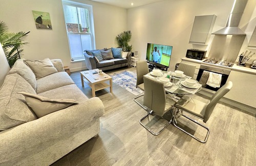 Poole Apartment | Contemporary Charm by the Quay with Garden