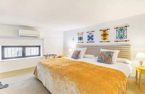 Jeronimos Condo | The Loft at Retiropark-city Center- Museum Area
