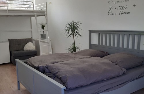 Alt Molln Apartment | Helle Freundliche Ferienwohnung mit Tischtennisplatte, Kicker und Kleinem Garten