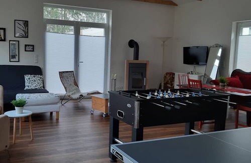 Alt Molln Apartment | Helle Freundliche Ferienwohnung mit Tischtennisplatte, Kicker und Kleinem Garten
