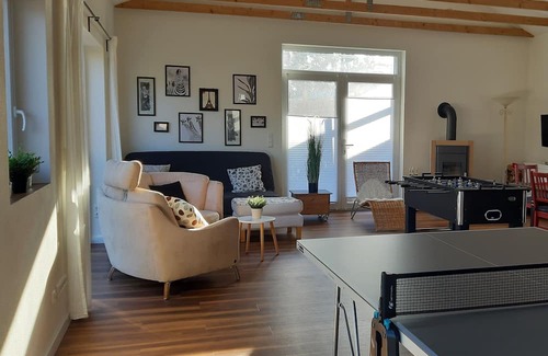 Alt Molln Apartment | Helle Freundliche Ferienwohnung mit Tischtennisplatte, Kicker und Kleinem Garten