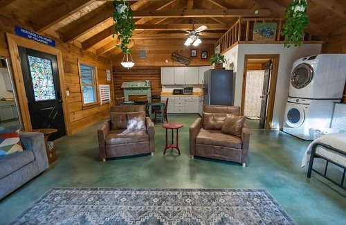 Checotah Apartment | Guest Suite with Hot Tub
