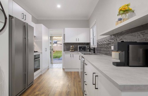 Cessnock House | Hunter Valley Hidden Gem - Hot Tub, Air Con, Pet Friendly,10 mins from vineyards