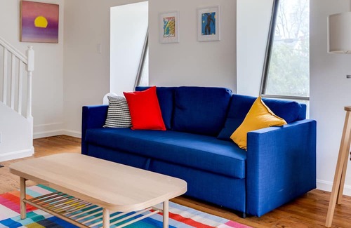 Madeira Apartment | Cozy Post Modern Art House