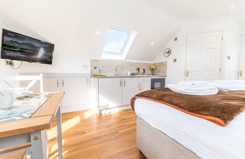 Kendal Apartment | Romantic and stylish studio apartment with views and free parking
