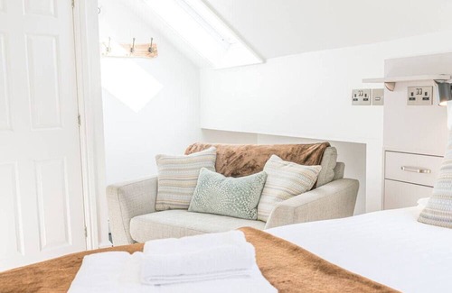 Kendal Apartment | Romantic and stylish studio apartment with views and free parking