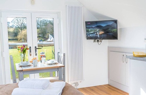 Kendal Apartment | Romantic and stylish studio apartment with views and free parking