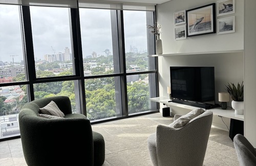 Zetland Apartment | Luxury, New 1 Bed with City Skyline Views! 3min to train.