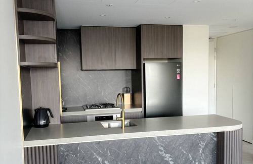 Zetland Apartment | Luxury, New 1 Bed with City Skyline Views! 3min to train.