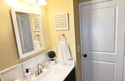 Woodcrest House | 5 minutes to Downtown - Cozy getaway