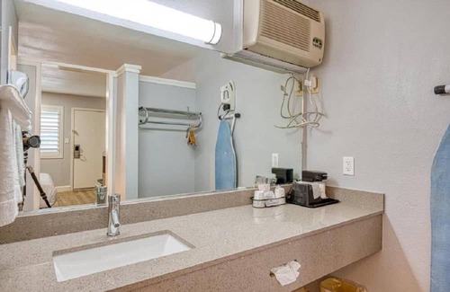 San Luis Obispo House | Non-Smoking 1 King Bed Suite