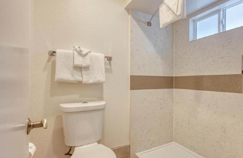 San Luis Obispo House | Non-Smoking 1 King Bed Suite