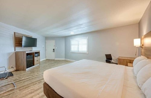 San Luis Obispo House | Non-Smoking 1 King Bed Suite