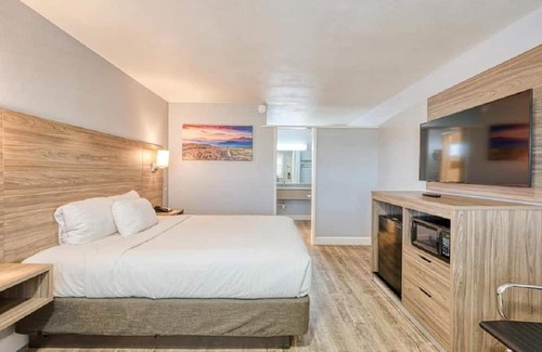 San Luis Obispo House | Non-Smoking 1 Queen Bed