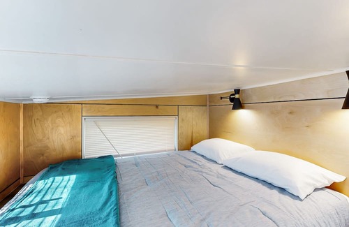 Manor House | Darling Texas tiny home with a kitchenette, washer/dryer, & AC