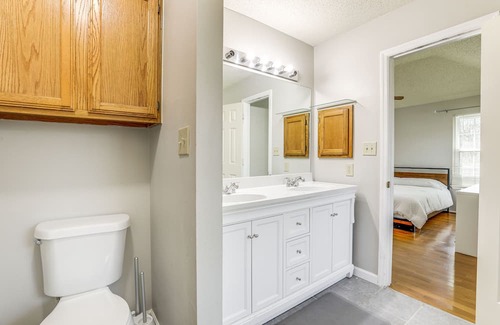 Alpharetta House | Minimalist Alpharetta Home w/ Balcony Near Atlanta