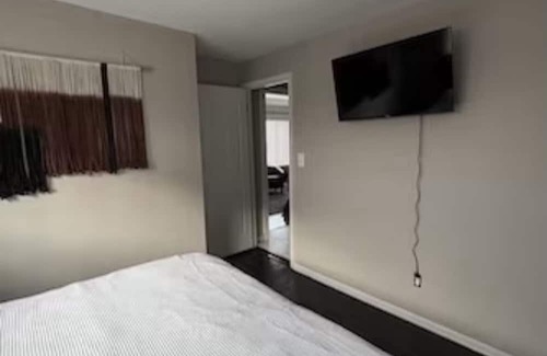 Fairview Park Apartment | Charming new 2-bedroom apartment with AC and WiFi in lovely Fairview Park