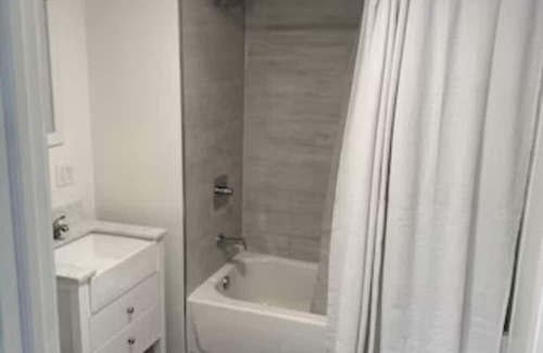 Fairview Park Apartment | Charming new 2-bedroom apartment with AC and WiFi in lovely Fairview Park