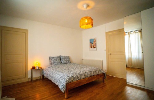 Chateauroux House | Functional townhouse parking terrace and Emma Queen bed close to trains + centre
