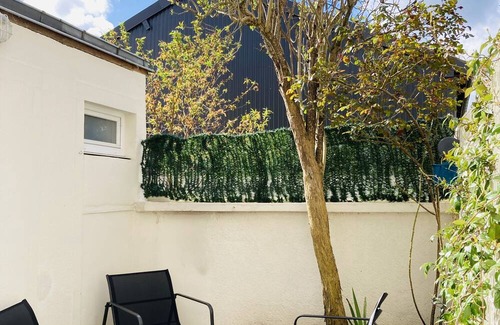 Chateauroux House | Functional townhouse parking terrace and Emma Queen bed close to trains + centre