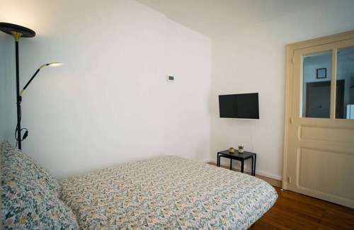 Chateauroux House | Functional townhouse parking terrace and Emma Queen bed close to trains + centre