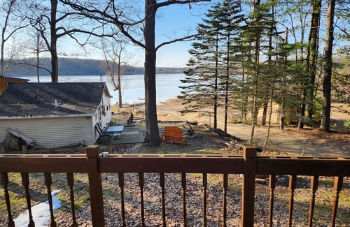 Lake Cottage | Tranquil Retreat on Bluff Lake: Your Perfect Lakeside Getaway!