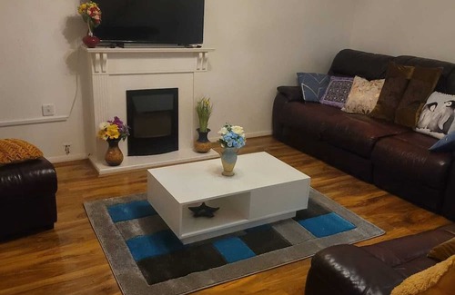 Thamesmead House | Exquisite 3-Bed Royal Pearl Home in Greater London