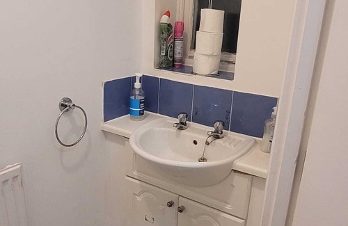 Thamesmead House | Exquisite 3-Bed Royal Pearl Home in Greater London