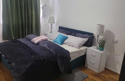 Thamesmead House | Exquisite 3-Bed Royal Pearl Home in Greater London