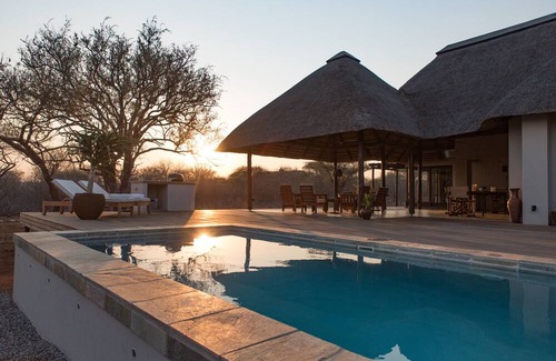 Hoedspruit Villa | Villa Lethabo: Elegance Amidst Majestic Old Trees