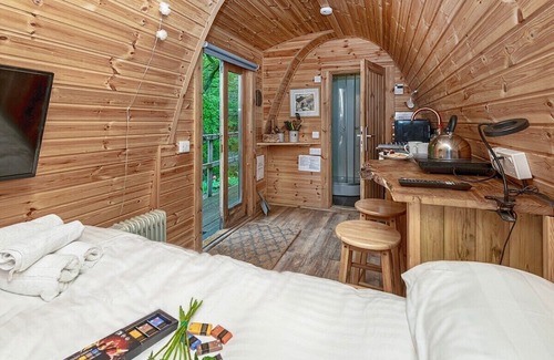 Taicynhaeaf Apartment | Magical Forest Nest ** Hot tub ** Pet friendly