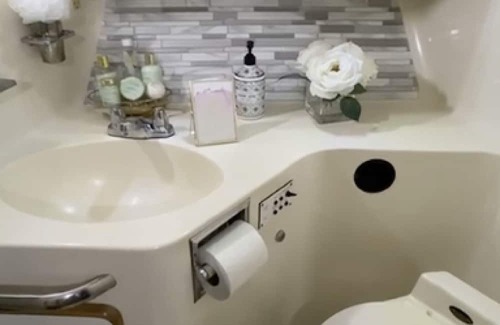 Aventura Boat Rental | Charming boat with 2 bedrooms and WiFi, AC in pleasant Miami