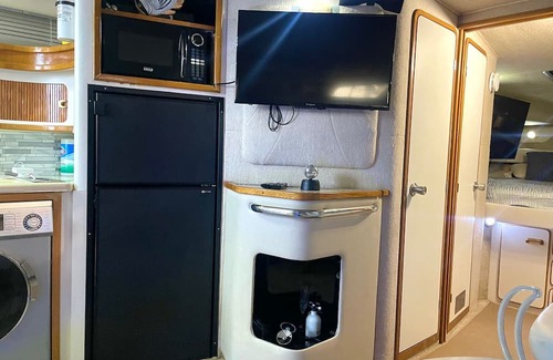 Aventura Boat Rental | Charming boat with 2 bedrooms and WiFi, AC in pleasant Miami