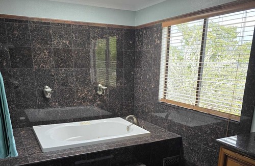 Union City House | Beautiful classy house for relaxation. Huge spaces and a great ambiance.