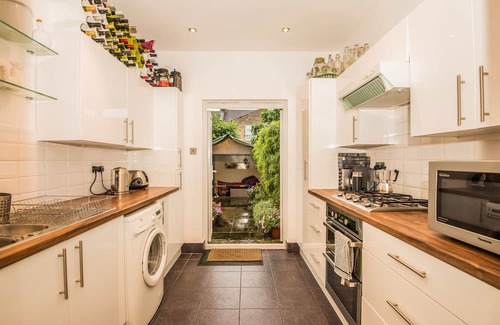 Epsom House | Delightful Epsom Home, London/Surrey,sleeps 7/8, Garden, Off Street Parking