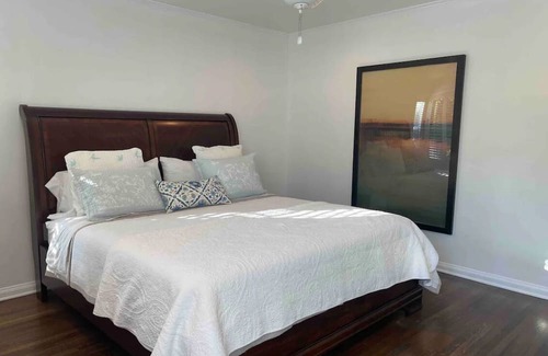 Wilshire Montana House | Little heaven, close to beach, full kitchen, strong WiFi, kid & pet friendly