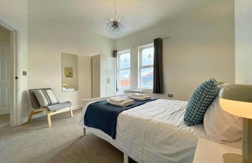 Doncaster Apartment | 4 Bedroom Duplex Near Races and Hospital, Sleeps 7