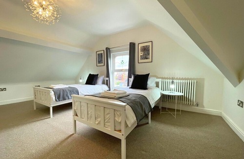 Doncaster Apartment | 4 Bedroom Duplex Near Races and Hospital, Sleeps 7