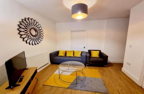 Mile End Apartment | Evo Mile- 2 Bedroom Flat, Sleeps Upto 3, 3 min walk to Mile End Station