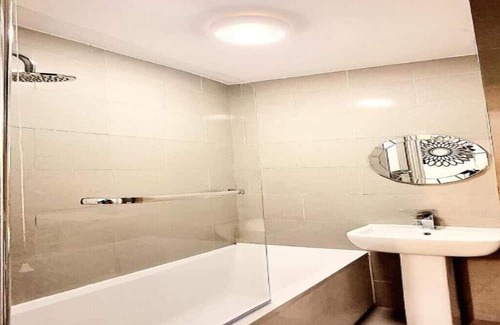 Mile End Apartment | Evo Mile- 2 Bedroom Flat, Sleeps Upto 3, 3 min walk to Mile End Station