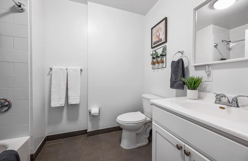 Downtown Newark Apartment | Open space lux studio 20 mins to NYC