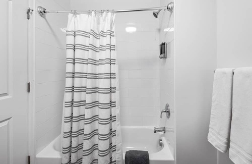 Downtown Newark Apartment | Open space lux studio 20 mins to NYC