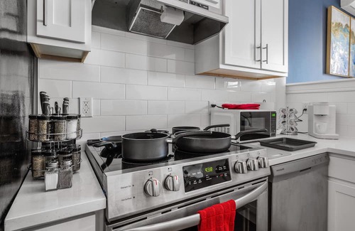 Downtown Newark Apartment | Open space lux studio 20 mins to NYC