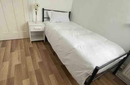 Lea Bridge House | Relaxing single room