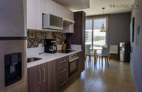 Tohoku Apartment | Stylish Condo, Roof Pool, Gym, 2 Blocks to 5th Ave