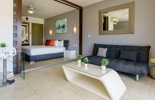 Tohoku Apartment | Stylish Condo, Roof Pool, Gym, 2 Blocks to 5th Ave