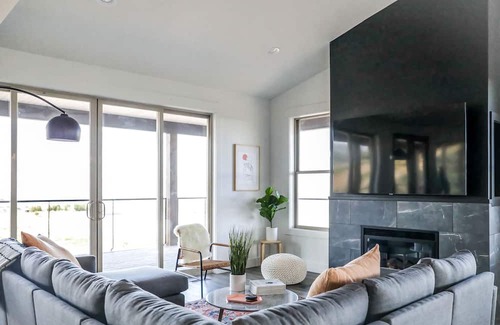 Sweetwater House | Modern Lake view home perfect for gathering— 5 minutes to Ideal Beach amenities
