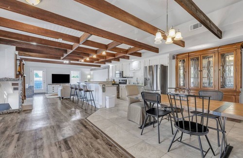 Statesboro Apartment | Penthouse Loft- Balcony Over Downtown Statesboro