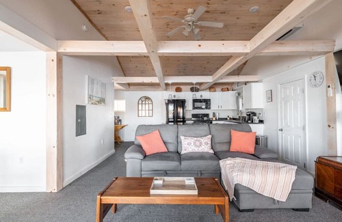 Bradley House | Cozy Cabin Escape: Waterfront Charm & Sunrise